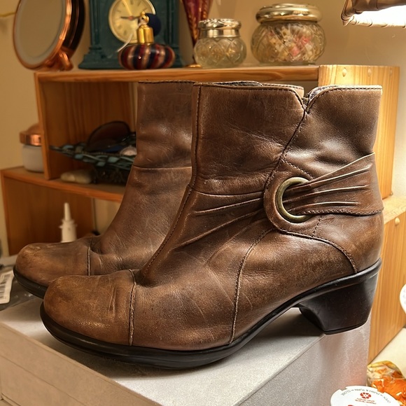 Clarks leather ankle boots, brown, size 6.5M - Picture 2 of 5